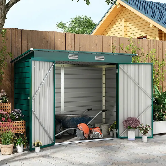 Furnicato Gerätehaus - Außenbreite inkl. Dachüberstand: 121 cm, Außentiefe inkl. Dachüberstand: 249 cm, Stahl, Grün - Grüner und weißer Metallgartenschuppen mit geöffneten Türen, der eine Schubkarre und Säge im Garten zeigt.