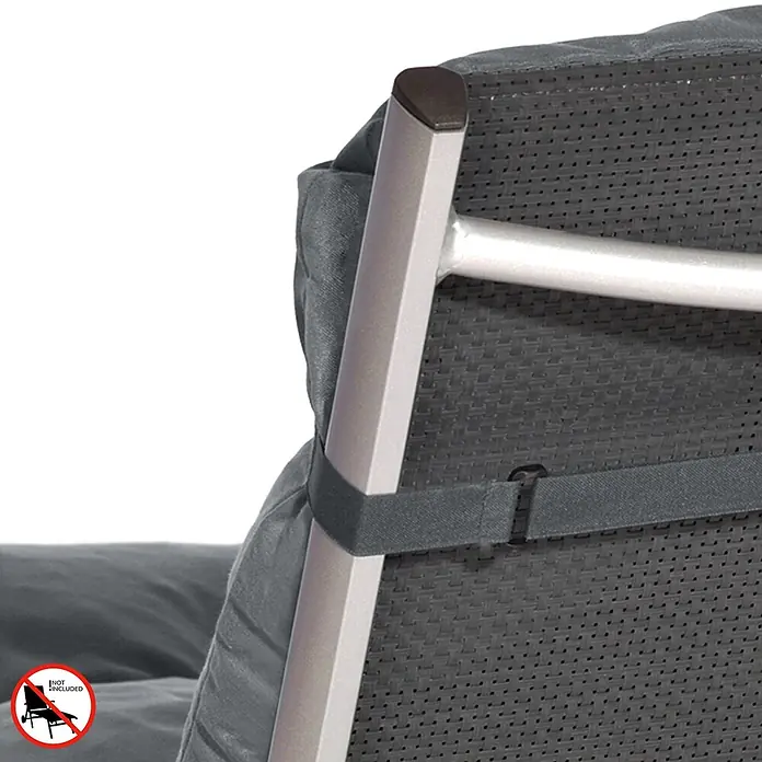 Beautissu Liegenauflage Flair RL - Rollliege, 1 Stk., Polyester, Graphitgrau - Grauer Outdoor-Stuhl aus Rattan mit grauem Kissen, das mit einem Gurt am silbernen Gestell befestigt ist.