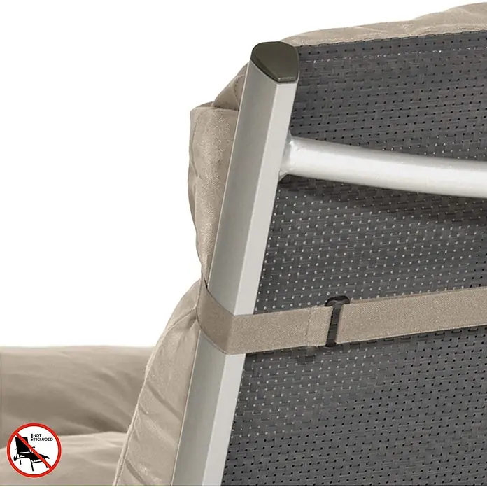 Beautissu Liegenauflage Flair RL - Rollliege, 2 Stk., Polyester, Natur - Beiges Terrassenstuhl-Kissen, mit einem Gurt an einer dunklen geflochtenen Stuhllehne befestigt.