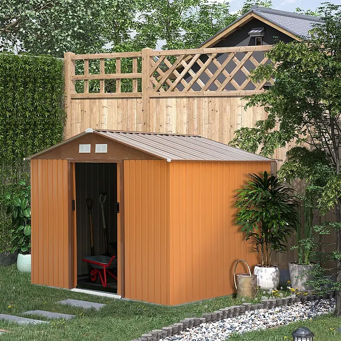 Furnicato Gerätehaus - Außenbreite inkl. Dachüberstand: 195 cm, Außentiefe inkl. Dachüberstand: 277 cm, Stahl, Gelb - Oranger Metall-Gartenschuppen mit offener Tür, der Gartengeräte in einer grünen Gartenumgebung zeigt.