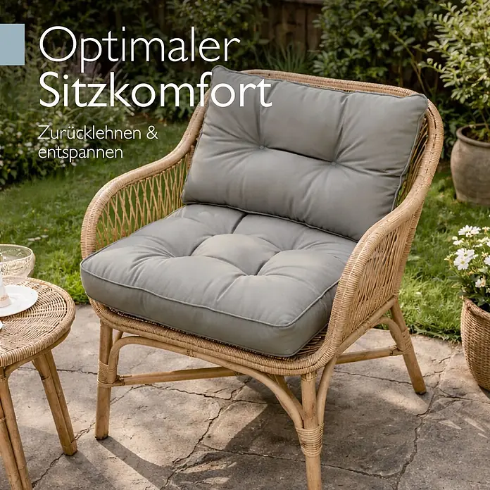 Beautissu Sitzauflage Flair Outdoor - Outdoor Lounge, 2 Stk., L x B x H: 50 x 50 x 22 cm, Polyester, Hellgrau - Rattan-Sessel mit weichen grauen Kissen in einer Outdoor-Patioumgebung, ideal für optimalen Sitzkomfort und Entspannung.