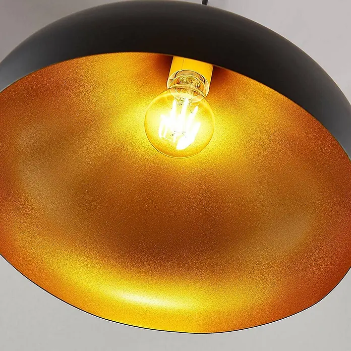 Lindby Pendelleuchte Ritana - schwarz, Schwarz, gold, E27 - Schwarze Deckenleuchte mit goldenem, texturiertem Interieur und einer glühenden Glühbirne.