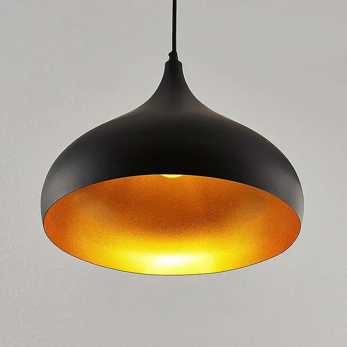 Lindby Pendelleuchte Ritana - schwarz, Schwarz, gold, E27 - Schwarze Pendelleuchte mit goldener Innenseite, von innen beleuchtet.