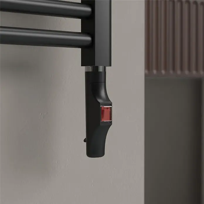 Rointe Radiador toallero eléctrico Elba SWT - An x Al: 50 x 112 cm, 500 W, Negro - Radiador toallero negro, mostrando su elemento calefactor negro con un interruptor rojo para un fácil control.