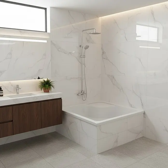 Bad Land Duschwanne DANTE Duschwanne quadratisch 90 x 90 cm Weiß, Set mit Wannenträger - Kunststoff, Weiß - Modernes Bad mit weißen Marmorfliesen, dunklem Holzwaschtisch und eingebauter Badewanne mit Dusche.