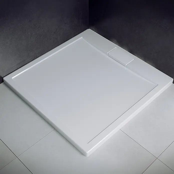 Bad Land Duschwanne AXIM SLIM Duschwanne quadratisch 90 x 90 cm Weiß, Set mit Ablaufgarnitur - Kunststoff, Weiß - Weiße quadratische Duschwanne mit Ablaufabdeckung in einer gefliesten Badecke.