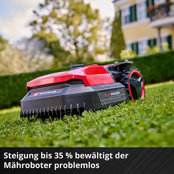 Einhell Power X-Change 18V Mähroboter Freelexo 500 - 500 m², Schnittbreite: 18 cm, Induktionsgestützte Navigation, Begrenzungskabel - Roter und schwarzer Mähroboter auf grünem Rasen, bewältigt Steigungen bis zu 35% problemlos.
