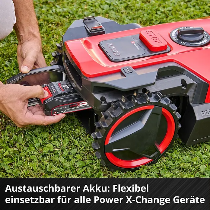Einhell Power X-Change 18V Mähroboter Freelexo 500 - 500 m², Schnittbreite: 18 cm, Induktionsgestützte Navigation, Begrenzungskabel - Eine Hand setzt einen roten und schwarzen Einhell Power X-Change Akku in einen Mähroboter ein. Er ist flexibel geräteübergreifend nutzbar.