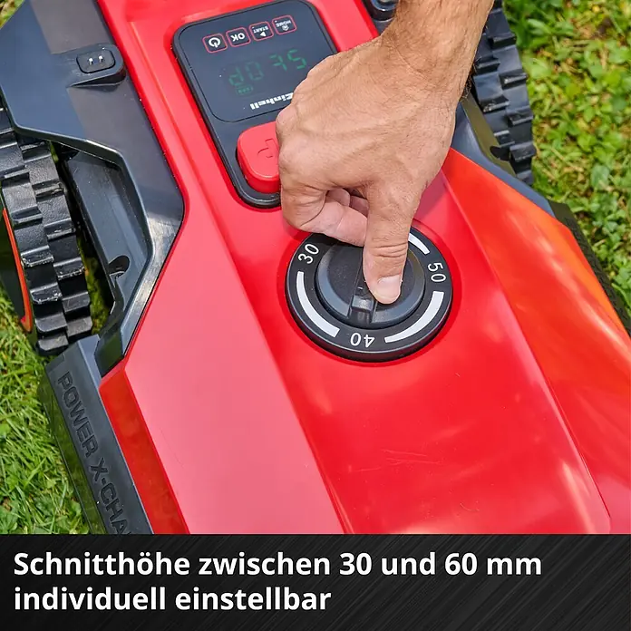 Einhell Power X-Change 18V Mähroboter Freelexo 500 - 500 m², Schnittbreite: 18 cm, Induktionsgestützte Navigation, Begrenzungskabel - Roter Mähroboter mit einer Hand, die den schwarzen Schnitthöhenregler einstellt, mit Einstellungen von 30 bis 60 mm.
