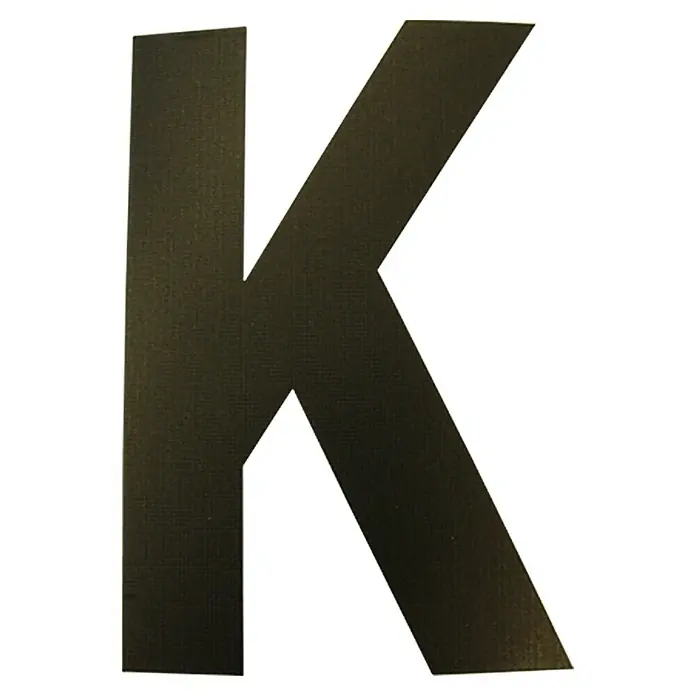 Folienzeichen - Buchstabe K, 10 cm, PVC, Schwarz - Detailaufnahme eines schwarzen, schattenwerfenden "K", das eine schlichte, aber ausdrucksstarke Typografie aufweist.