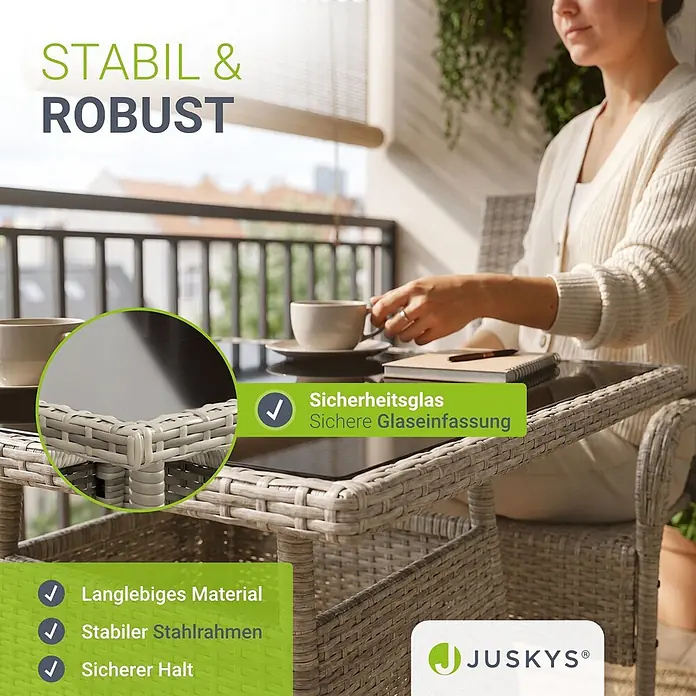 Juskys Gartentisch Yoro - L x B x H: 80 x 80 x 73 cm, Polyrattan, Grau - Helles graues Rattan-Balkonset mit Glastisch und Stuhl, von einer Frau auf dem Balkon genutzt. Mit robustem Material und stabilem Stahlrahmen.
