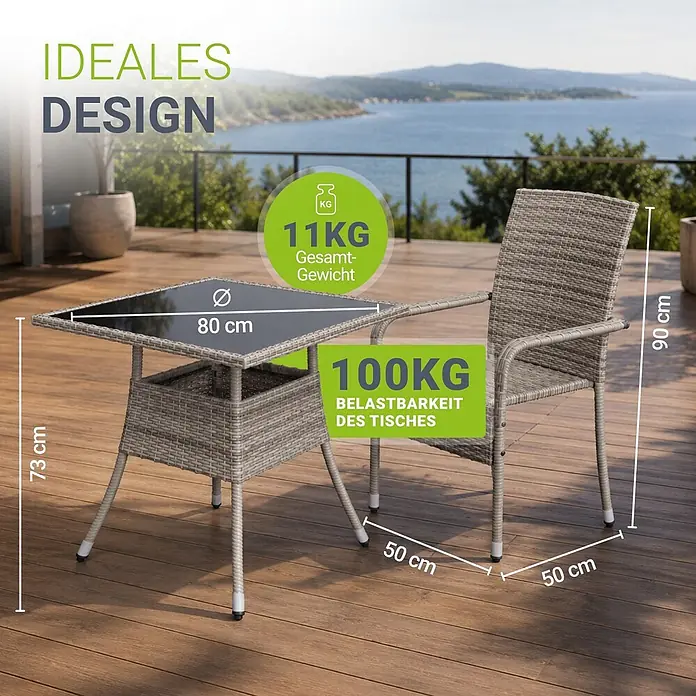 Juskys Gartentisch Yoro - L x B x H: 80 x 80 x 73 cm, Polyrattan, Grau - Graues Rattan-Bistro-Set mit quadratischem Tisch und einem Stuhl auf einer Terrasse mit Meerblick, Maße und Gewicht angezeigt.
