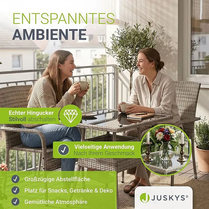 Juskys Gartentisch Yoro - L x B x H: 80 x 80 x 73 cm, Polyrattan, Grau - Graue Rattan-Balkonmöbel mit Glastisch und zwei Stühlen, genutzt von zwei Frauen beim Entspannen auf einem Balkon.
