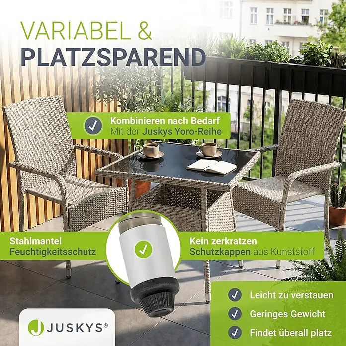 Juskys Gartentisch Yoro - L x B x H: 80 x 80 x 73 cm, Polyrattan, Grau - Zwei graue Sessel im Rattan-Look und ein Tisch mit Glasplatte auf einem Balkon, hebt platzsparende Merkmale und schützende Fußkappen hervor.