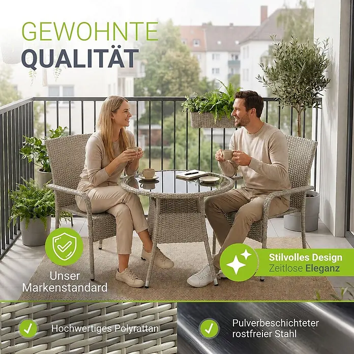 Juskys Gartentisch rund Yoro - Ø x H: 80 x 73 cm, Polyrattan, Grau - Balkonmöbelset aus grauem Polyrattan mit Tisch und zwei Stühlen, von einem Paar auf einem Balkon genutzt.