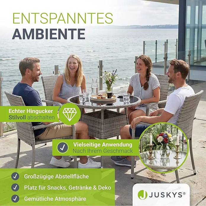 Juskys Gartentisch rund Yoro - Ø x H: 80 x 73 cm, Polyrattan, Grau - Graue Rattan-Gartengarnitur mit Glastisch, von vier Personen auf einem Balkon am Meer genutzt.