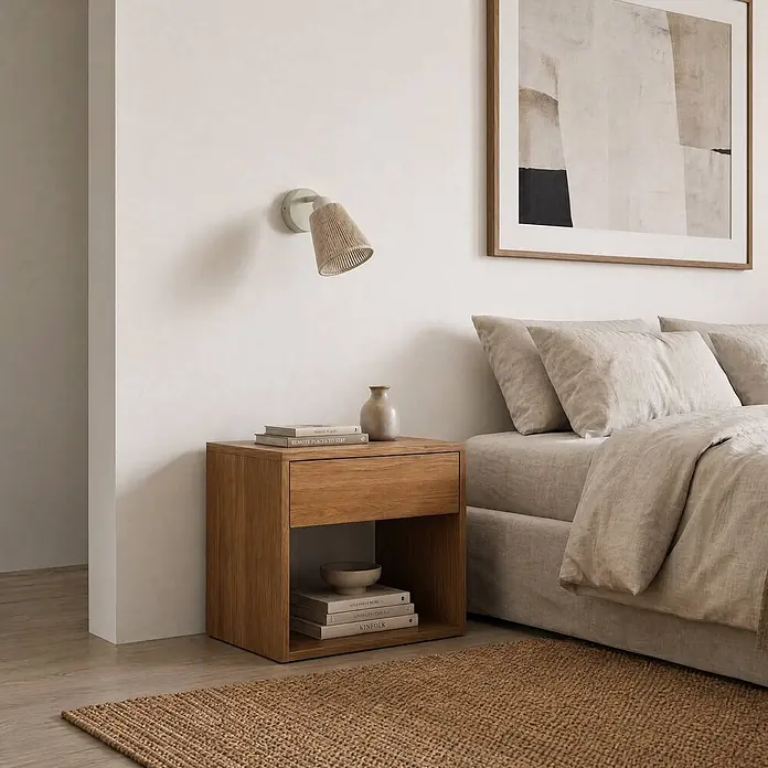 Lindby Wandstrahler Anuva - L x B x H: 21,5 x 13 x 13 cm, creme / amber, E14 - Nachttisch aus Holz mit Schublade und offenem Fach neben einem Bett. Eine natürliche Wandleuchte mit Geflecht bietet Nachttischbeleuchtung.
