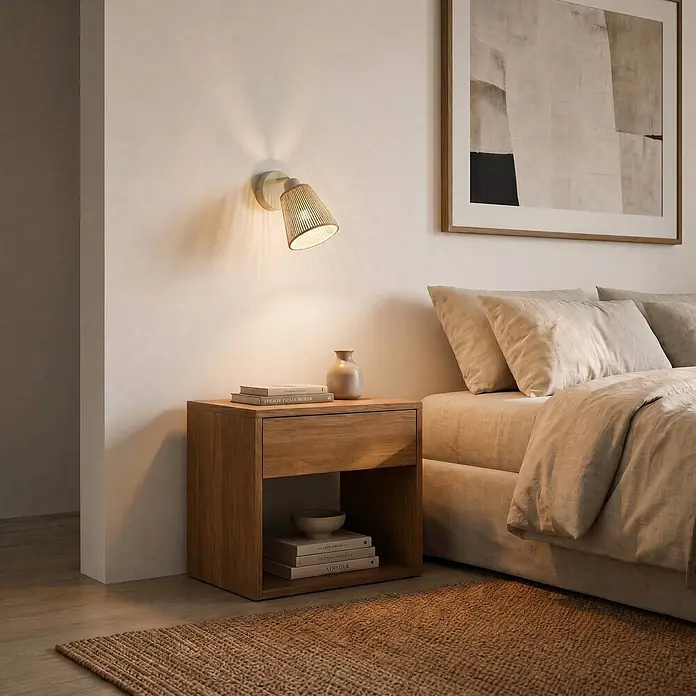 Lindby Wandstrahler Anuva - L x B x H: 21,5 x 13 x 13 cm, creme / amber, E14 - Wandlampe mit hellem Weidenschirm beleuchtet einen Nachttisch aus Holz mit Büchern und einer Vase im Schlafzimmer.