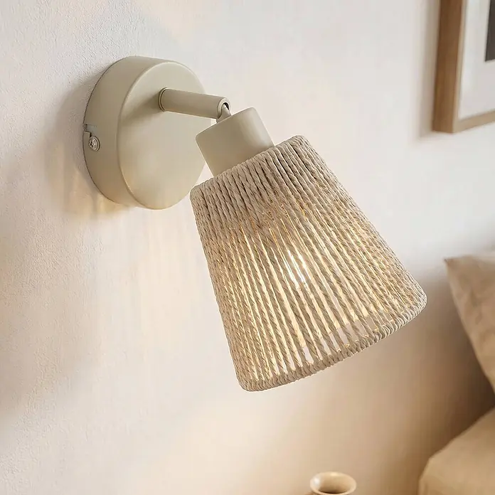 Lindby Wandstrahler Anuva - L x B x H: 21,5 x 13 x 13 cm, creme / amber, E14 - Verstellbare beigefarbene Wandleuchte mit konischem Schirm aus Naturseilgeflecht, spendet warmes Licht.