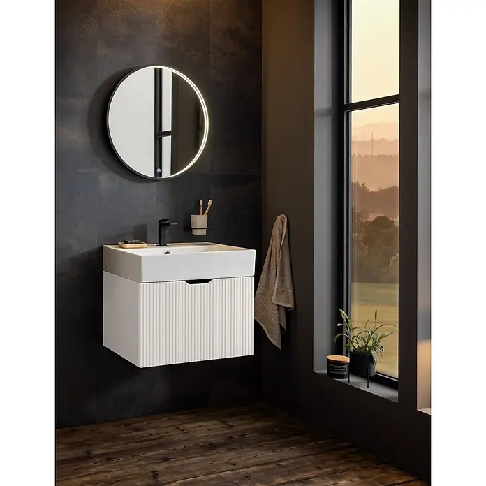 Camargue Vio Badmöbel-Set - Gesamtbreite Badmöbel: 61,5 cm, Weiß, Matt, Inklusive Spiegelelement - Weißer, geriffelter wandhängender Badwaschtisch mit integriertem Waschbecken und schwarzem Wasserhahn, unter einem beleuchteten Spiegel.