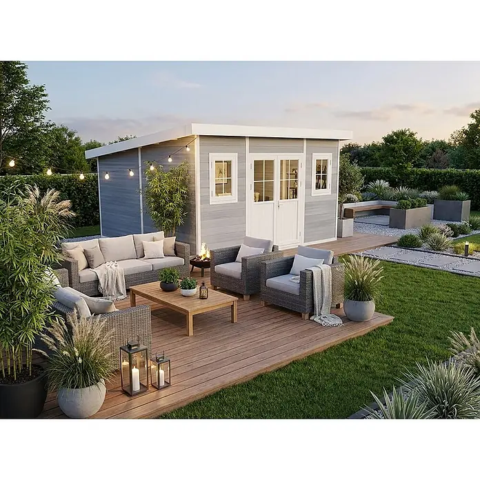 Fjordholz Gartenhaus Nexo White 15,0 m² - Außenmaß inkl. Dachüberstand (B x T): 428,5 x 423 cm, Aluminium, Grau / Weiß - Ein hellgraues Gartenhaus mit weißem Rahmen, das als Oase im Garten mit Terrasse, Sitzgelegenheiten und Feuerstelle dient.