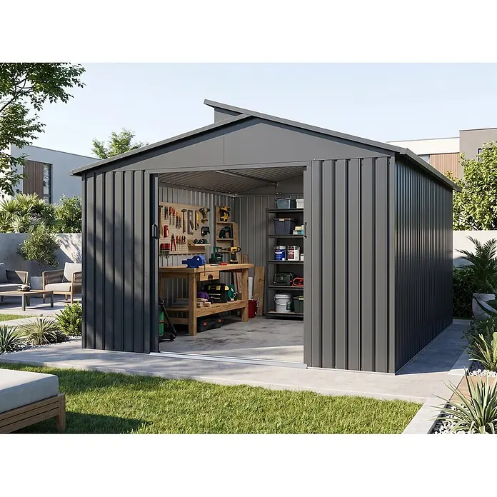 StarLine Metall Gerätehaus Viva 13,36 m² - Außenbreite inkl. Dachüberstand: 347 cm, Außentiefe inkl. Dachüberstand: 385 cm, Metall, Anthrazit - Dunkelgrauer Metall-Gartenschuppen mit offener Tür, zeigt organisiertes Interieur mit Werkbank, Werkzeugen und Lagerregalen in einem modernen Garten.