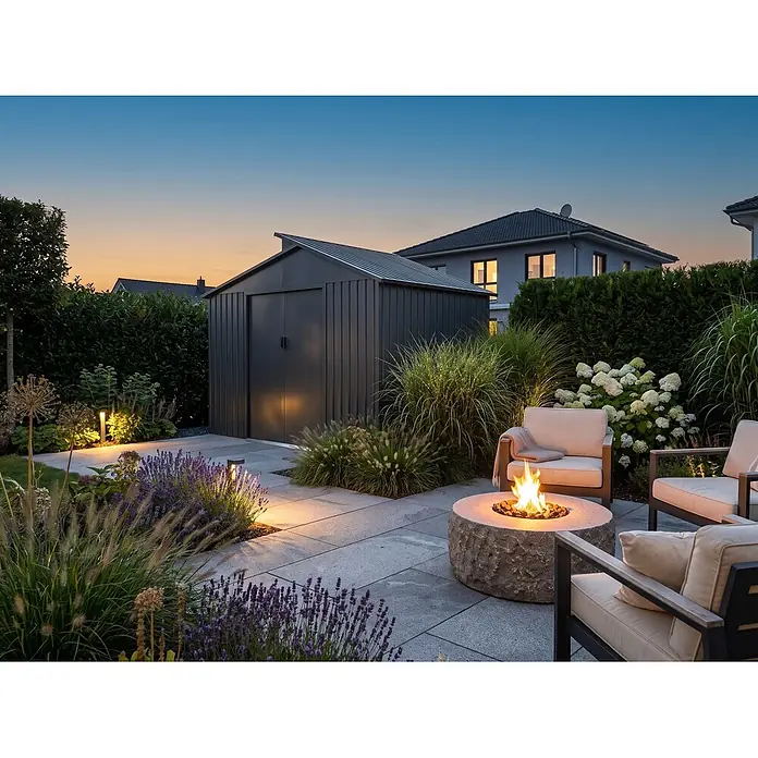 StarLine Metall Gerätehaus Viva 5,44 m² - Außenbreite inkl. Dachüberstand: 282 cm, Außentiefe inkl. Dachüberstand: 193 cm, Metall, Anthrazit - Dunkelgrauer Wellblech-Gartenschuppen in einem modernen Garten bei Dämmerung, fügt sich in die Landschaft ein.