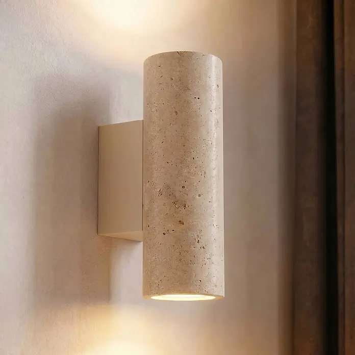 Lucande Wandleuchte Tavira - L x B x H: 11 x 7 x 23 cm, creme / amber, GU10 - Zylindrische Wandleuchte aus hellem, porösem Travertin, spendet Up-Down-Licht auf strukturierter Wand.