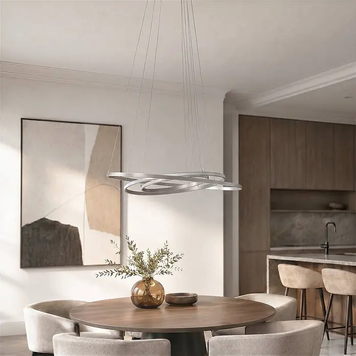 Lucande Pendelleuchte Ezana - L x B x H: 80 x 80 x 150 cm, alu / grau / zink, nickel - Moderner silberner Kronleuchter mit verschlungenen Ringen über einem Esstisch.
