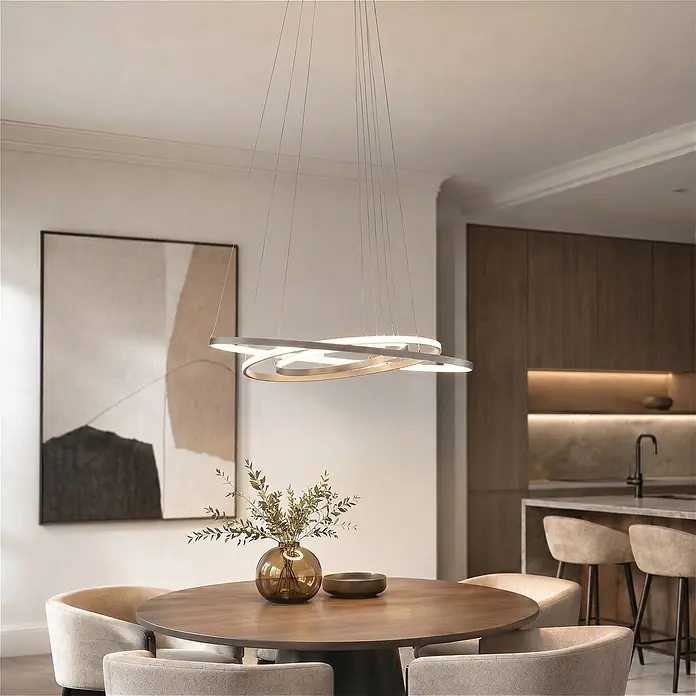 Lucande Pendelleuchte Ezana - L x B x H: 80 x 80 x 150 cm, alu / grau / zink, nickel - Moderner LED-Kronleuchter mit ineinander verschlungenen Ringen in Grau, der einen zeitgenössischen Essbereich beleuchtet.