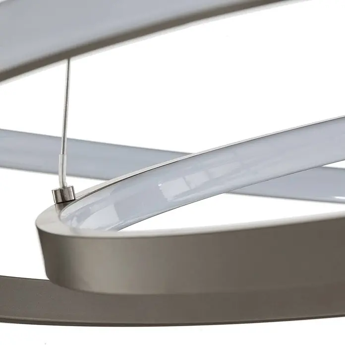 Lucande Pendelleuchte Ezana - L x B x H: 80 x 80 x 150 cm, alu / grau / zink, nickel - Moderne Hängelampe aus gebürstetem Metall mit verschlungenen Bändern und weißen LED-Diffusoren, an einem Draht aufgehängt.