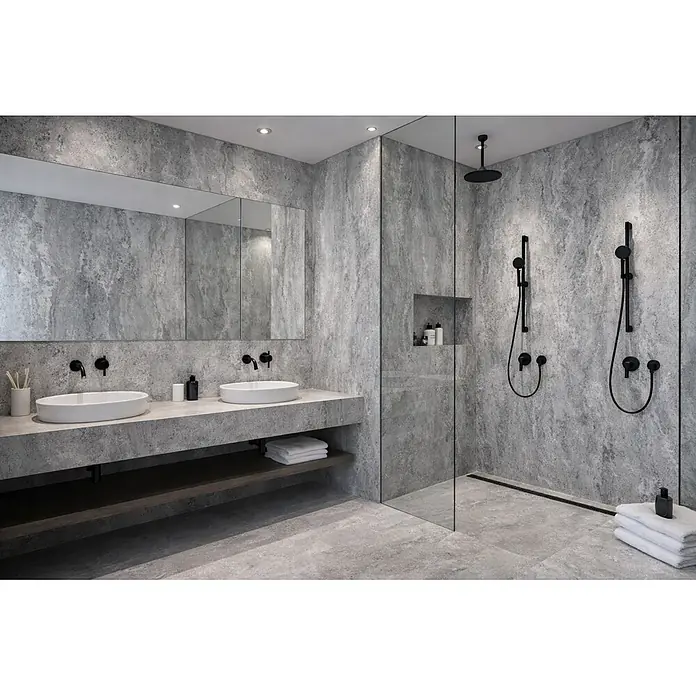 Panel de pared Travertine - 60 x 120 mm, Roca Grey, 2 ud. - Un baño moderno y minimalista con paredes y suelos grises texturizados, un doble lavabo y dos duchas, todo ello complementado con elegantes accesorios negros.