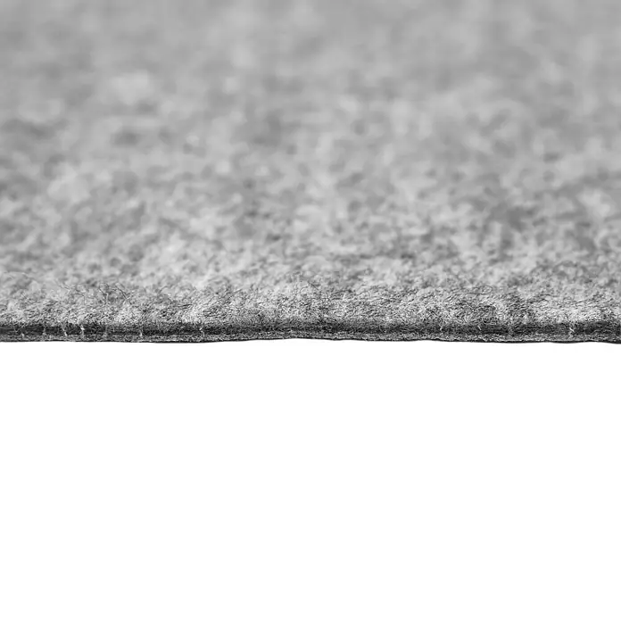 Teppichfliese Filzfliese - 40 x 40 cm, Grau, Selbstklebend, 100 % Polypropylen - Strukturierter grauer Filzstoff mit sichtbarer Kante, in Nahaufnahme mit geringer Schärfentiefe fotografiert.