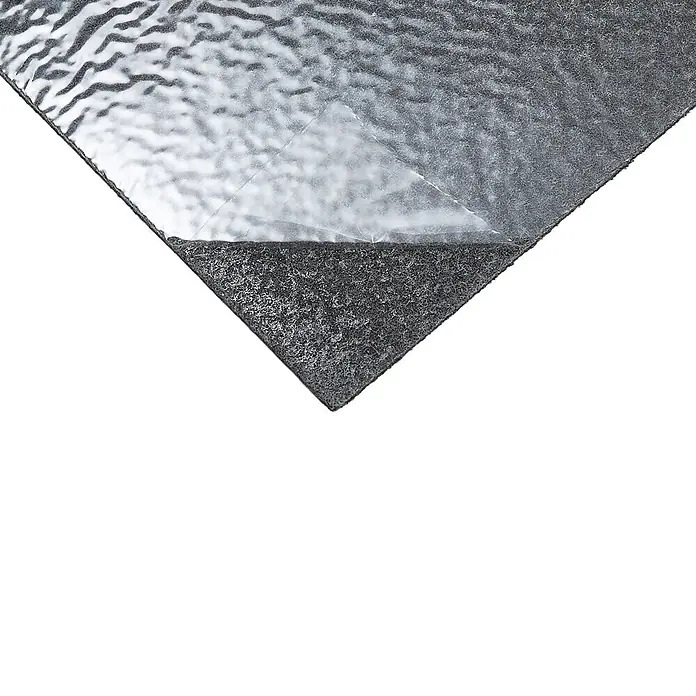 Teppichfliese Filzfliese - 40 x 40 cm, Anthrazit, Selbstklebend, 100 % Polypropylen - Silberne zerknitterte Folien-Isoliermatte, die eine dunkelgraue, texturierte Schaumstoffschicht enthüllt.