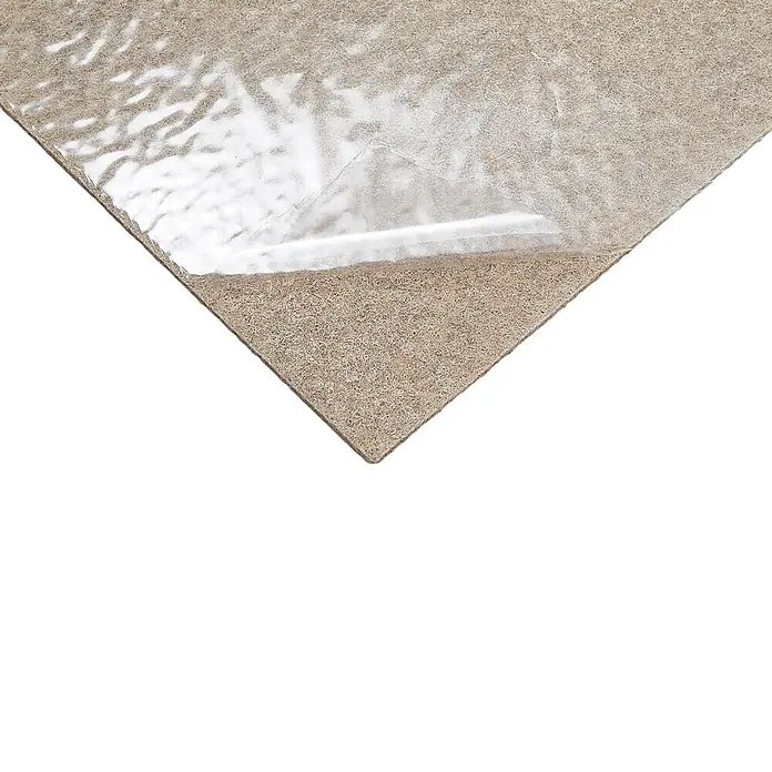 Teppichfliese Filzfliese - 40 x 40 cm, Beige, Selbstklebend, 100 % Polypropylen - Beigefarbene strukturierte Matte mit einer transparenten Schutzfolie, die an einer Ecke abgezogen wird.