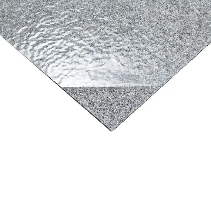 Teppichfliese Filzfliese - 40 x 40 cm, Grau, Selbstklebend, 100 % Polypropylen - Graue, strukturierte Dämmmatte teilweise abgezogen, die eine genoppte Oberfläche darunter enthüllt.