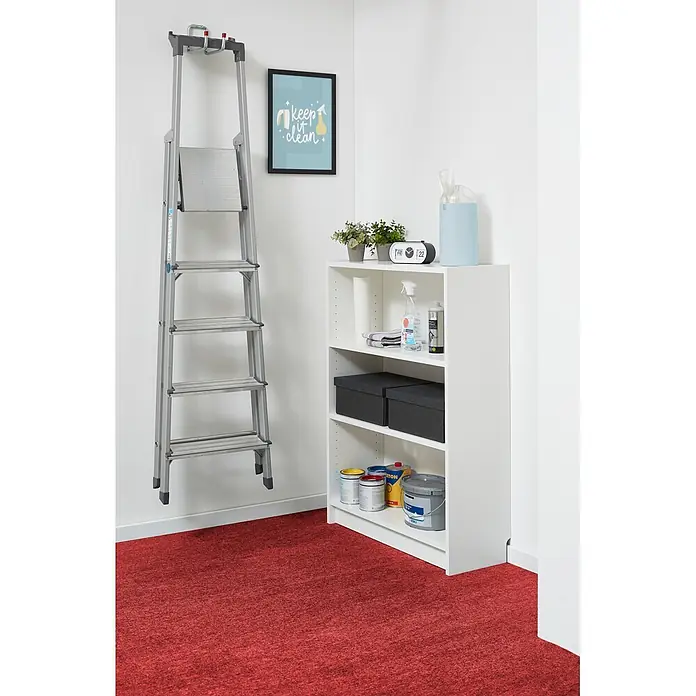 Teppichfliese Filzfliese - 40 x 40 cm, Rot, Selbstklebend, 100 % Polypropylen - Eine silberne Trittleiter hängt an einer weißen Wand neben einem weißen Regal mit Reinigungsutensilien, Pflanzen und Farbdosen auf rotem Teppich.