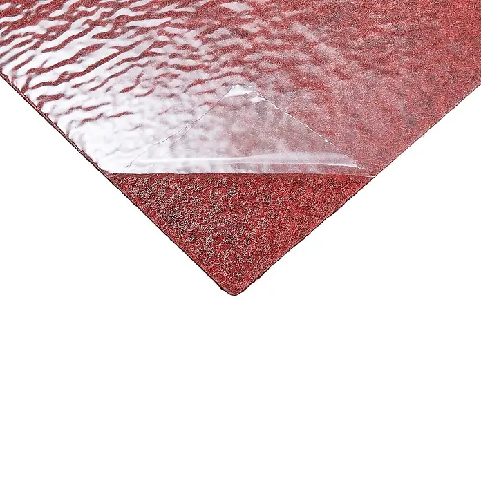 Teppichfliese Filzfliese - 40 x 40 cm, Rot, Selbstklebend, 100 % Polypropylen - Rotes Schleifvlies mit texturierter, körniger Oberfläche, dessen transparente Schutzfolie teilweise abgezogen wird.