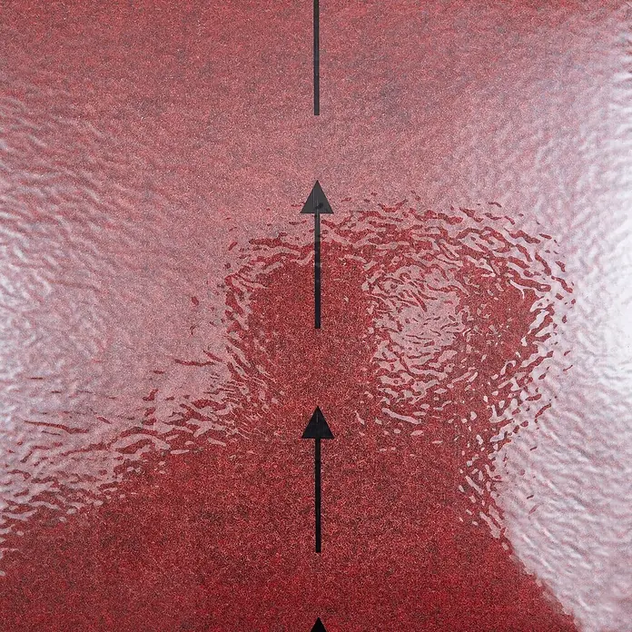 Teppichfliese Filzfliese - 40 x 40 cm, Rot, Selbstklebend, 100 % Polypropylen - Rote strukturierte Oberfläche mit schwarzen Richtungspfeilen und wellenförmigen Reflexionsbereichen.