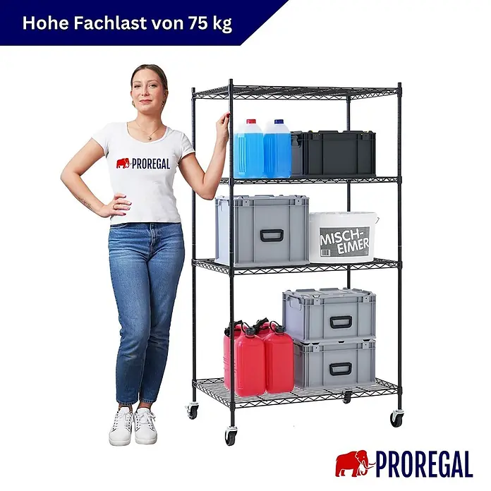 Proregal Metallregal Gitterregal HADES mit Rollen - H x B x T: 160 x 90 x 60 cm, Traglast pro Boden: 75 kg, Anzahl Böden: 4 Stk., Stecken, Schwarz - Schwarzes Metall-Drahtregal auf Rollen, beladen mit Gegenständen, neben einer Frau, betont 75 kg Traglast pro Boden.