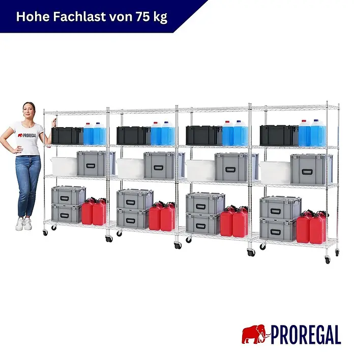 Proregal Metallregal 4er Set Gitterregal HADES mit Rollen - Traglast pro Boden: 75 kg, Anzahl Böden: 4 Stk., Stecken, Chrom Silber - Verchromtes Metallregal auf Rollen mit 75 kg Fachlast, gefüllt mit Behältern, eine Person steht daneben.