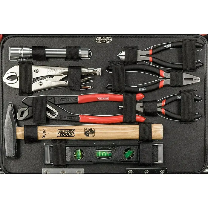 Alpha Tools Werkzeugkoffer Big Box - L x B x H: 450 x 305 x 167 mm, 119 -tlg. - Ein Werkzeugkoffer mit verschiedenen Werkzeugen wie Zangen, Hammer, Schraubenschlüssel und einer Wasserwaage, sicher verstaut mit schwarzen Riemen.