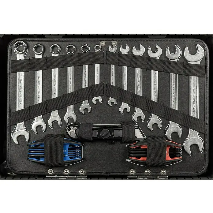 Alpha Tools Werkzeugkoffer Big Box - L x B x H: 450 x 305 x 167 mm, 119 -tlg. - Nahaufnahme eines Werkzeugkoffers mit Schraubenschlüsseln und anderen Werkzeugen, die ordentlich mit Bändern fixiert sind.