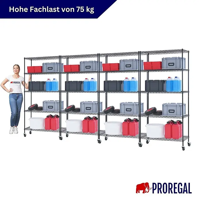 Proregal Metallregal 4er Set Gitterregal HADES mit Rollen - H x B x T: 180 x 90 x 40 cm, Traglast pro Boden: 75 kg, Anzahl Böden: 5 Stk., Stecken, Schwarz - Großes schwarzes Drahtregal auf Rollen, gefüllt mit Lagerartikeln, neben einer Person zur Skalenanzeige. Hohe Fachlast von 75 kg.