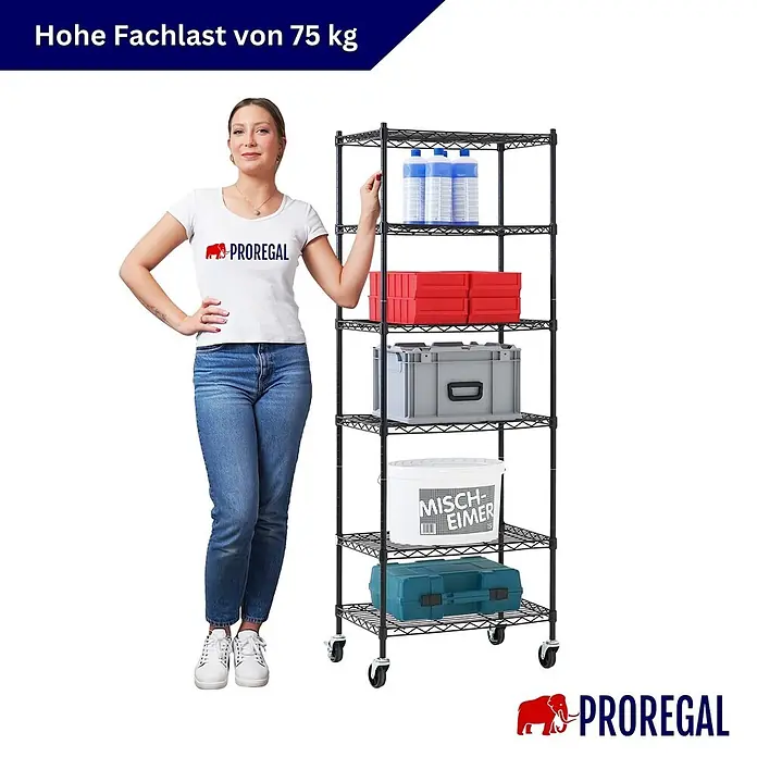 Proregal Metallregal Gitterregal HADES mit Rollen - H x B x T: 160 x 60 x 40 cm, Traglast pro Boden: 75 kg, Anzahl Böden: 6 Stk., Stecken, Schwarz - Frau neben einem schwarzen Drahtregal auf Rollen, beladen mit Gegenständen, das seine hohe Traglast von 75 kg demonstriert.
