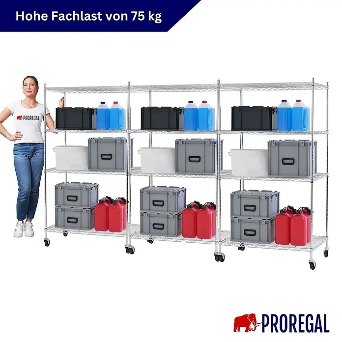 Proregal Metallregal 3er Set Gitterregal HADES mit Rollen - H x B x T: 160 x 90 x 60 cm, Traglast pro Boden: 75 kg, Anzahl Böden: 4 Stk., Stecken, Chrom Silber - Drei verchromte Drahtregale auf Rollen, gefüllt mit Lagerbehältern, daneben eine Frau als Größenvergleich. Hohe Fachlast von 75 kg.