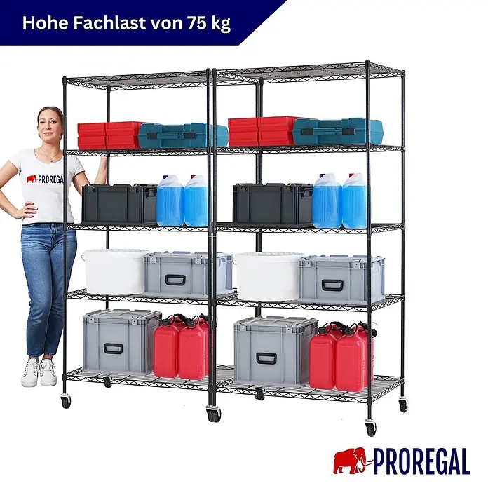 Proregal Metallregal 2er Set Gitterregal HADES mit Rollen - H x B x T: 180 x 90 x 60 cm, Traglast pro Boden: 75 kg, Anzahl Böden: 5 Stk., Stecken, Schwarz - Robustes schwarzes Drahtregal mit 5 Böden, Rollen und 75 kg Tragkraft pro Boden. Gefüllt mit Gegenständen, Frau zum Größenvergleich.