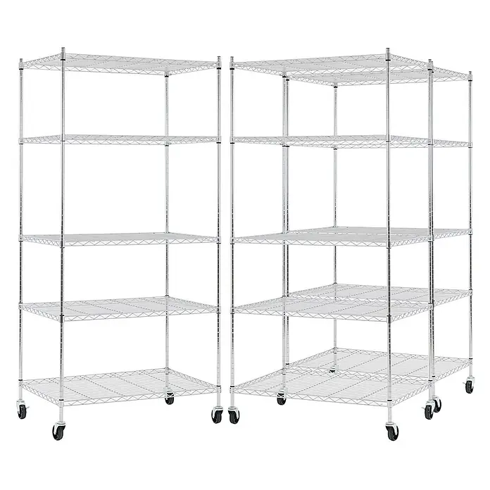 Proregal Metallregal 3er Set Gitterregal HADES mit Rollen - H x B x T: 180 x 90 x 60 cm, Traglast pro Boden: 75 kg, Anzahl Böden: 5 Stk., Stecken, Chrom Silber - Zwei verchromte Drahtregale mit mehreren verstellbaren Böden und Rollen, in einer Eckkonfiguration angeordnet.