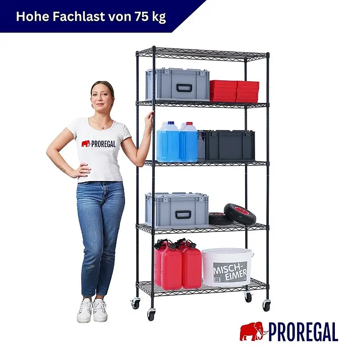 Proregal Metallregal Gitterregal HADES mit Rollen - H x B x T: 180 x 90 x 40 cm, Traglast pro Boden: 75 kg, Anzahl Böden: 5 Stk., Stecken, Schwarz - Schwarzes Drahtregal auf Rollen mit Gegenständen, Frau als Größenreferenz. 75 kg Fachlast.