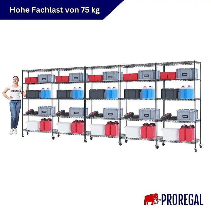 Proregal Metallregal 5er Set Gitterregal HADES mit Rollen - H x B x T: 180 x 90 x 40 cm, Traglast pro Boden: 75 kg, Anzahl Böden: 5 Stk., Stecken, Schwarz - Schwarzes Drahtregal auf Rollen, gefüllt mit Lagerboxen und Behältern. Eine Frau daneben zeigt die Größe und Lagerkapazität.